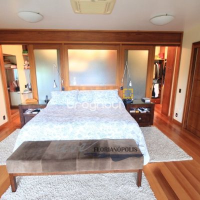Casa com 900m², 5 quartos (sendo 5 suítes), 2 garagens, no bairro Jurerê Internacional em Florianópolis