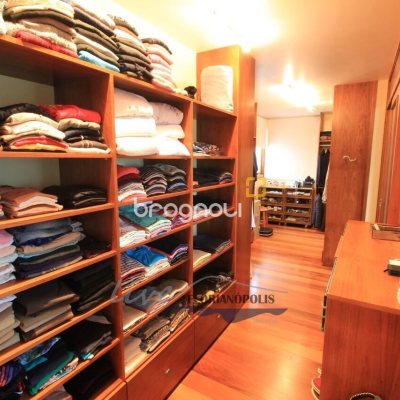Casa com 900m², 5 quartos (sendo 5 suítes), 2 garagens, no bairro Jurerê Internacional em Florianópolis