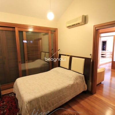 Casa com 900m², 5 quartos (sendo 5 suítes), 2 garagens, no bairro Jurerê Internacional em Florianópolis