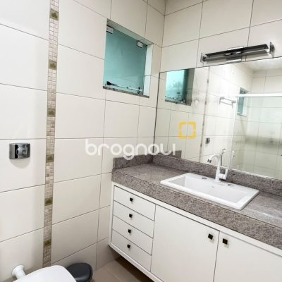 Casa com 185m², 5 quartos (sendo 3 suítes), 4 garagens, no bairro Canasvieiras em Florianópolis