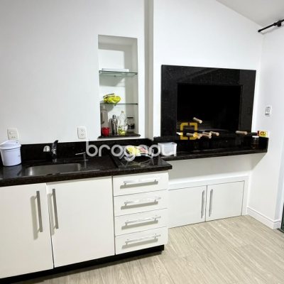Casa com 185m², 5 quartos (sendo 3 suítes), 4 garagens, no bairro Canasvieiras em Florianópolis