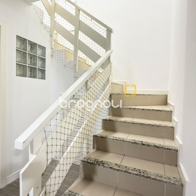 Casa com 185m², 5 quartos (sendo 3 suítes), 4 garagens, no bairro Canasvieiras em Florianópolis