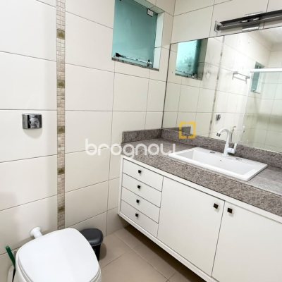 Casa com 185m², 5 quartos (sendo 3 suítes), 4 garagens, no bairro Canasvieiras em Florianópolis