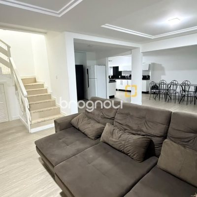Casa com 185m², 5 quartos (sendo 3 suítes), 4 garagens, no bairro Canasvieiras em Florianópolis
