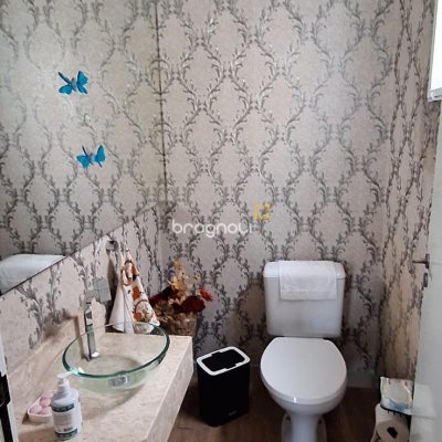 Casa com 114m², 3 quartos (sendo 1 suíte), 2 garagens, no bairro Canasvieiras em Florianópolis