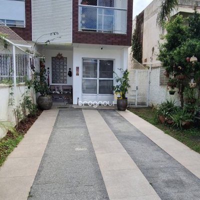 Casa com 114m², 3 quartos (sendo 1 suíte), 2 garagens, no bairro Canasvieiras em Florianópolis