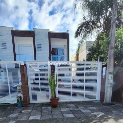 Casa com 114m², 3 quartos (sendo 1 suíte), 2 garagens, no bairro Canasvieiras em Florianópolis