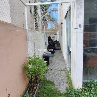 Casa com 114m², 3 quartos (sendo 1 suíte), 2 garagens, no bairro Canasvieiras em Florianópolis