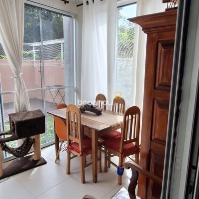 Casa com 114m², 3 quartos (sendo 1 suíte), 2 garagens, no bairro Canasvieiras em Florianópolis