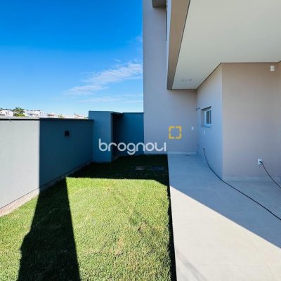 Casa com 136m², 3 quartos (sendo 1 suíte), 2 garagens, no bairro Campeche em Florianópolis