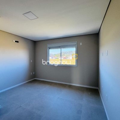 Casa com 136m², 3 quartos (sendo 1 suíte), 2 garagens, no bairro Campeche em Florianópolis