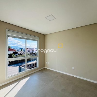 Casa com 136m², 3 quartos (sendo 1 suíte), 2 garagens, no bairro Campeche em Florianópolis