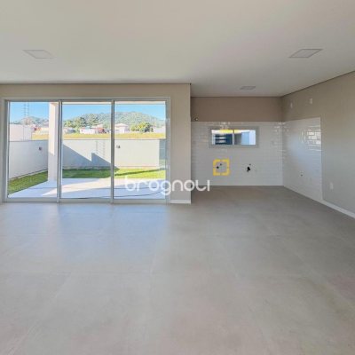 Casa com 136m², 3 quartos (sendo 1 suíte), 2 garagens, no bairro Campeche em Florianópolis