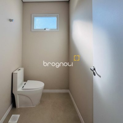 Casa com 136m², 3 quartos (sendo 1 suíte), 2 garagens, no bairro Campeche em Florianópolis