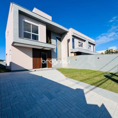 Casa com 136m², 3 quartos (sendo 1 suíte), 2 garagens, no bairro Campeche em Florianópolis