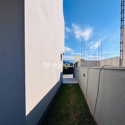 Casa com 136m², 3 quartos (sendo 1 suíte), 2 garagens, no bairro Campeche em Florianópolis