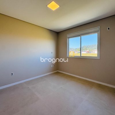 Casa com 136m², 3 quartos (sendo 1 suíte), 2 garagens, no bairro Campeche em Florianópolis