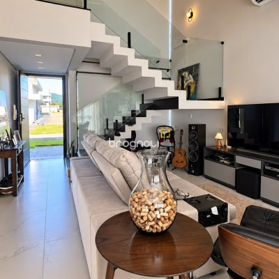 Casa de Condomínio com 257m², 4 quartos (sendo 3 suítes), 2 garagens, no bairro Rio Vermelho em Florianópolis