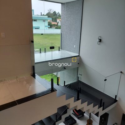 Casa de Condomínio com 257m², 4 quartos (sendo 3 suítes), 2 garagens, no bairro Rio Vermelho em Florianópolis