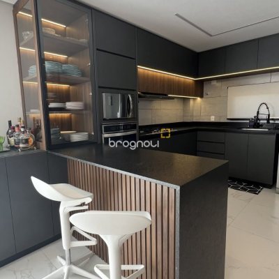 Casa de Condomínio com 257m², 4 quartos (sendo 3 suítes), 2 garagens, no bairro Rio Vermelho em Florianópolis
