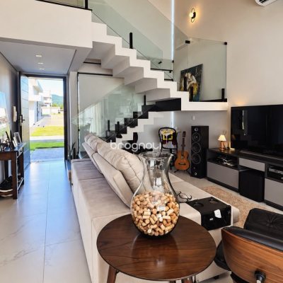 Casa de Condomínio com 257m², 4 quartos (sendo 3 suítes), 2 garagens, no bairro Rio Vermelho em Florianópolis