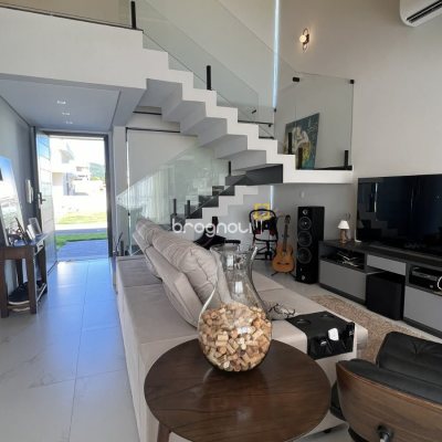 Casa de Condomínio com 257m², 4 quartos (sendo 3 suítes), 2 garagens, no bairro Rio Vermelho em Florianópolis