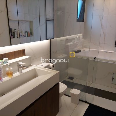 Casa de Condomínio com 257m², 4 quartos (sendo 3 suítes), 2 garagens, no bairro Rio Vermelho em Florianópolis
