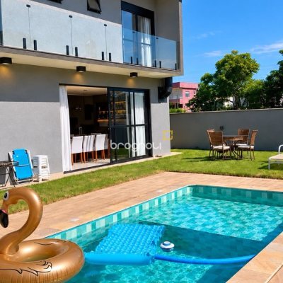 Casa de Condomínio com 257m², 4 quartos (sendo 3 suítes), 2 garagens, no bairro Rio Vermelho em Florianópolis