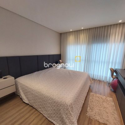 Casa de Condomínio com 257m², 4 quartos (sendo 3 suítes), 2 garagens, no bairro Rio Vermelho em Florianópolis