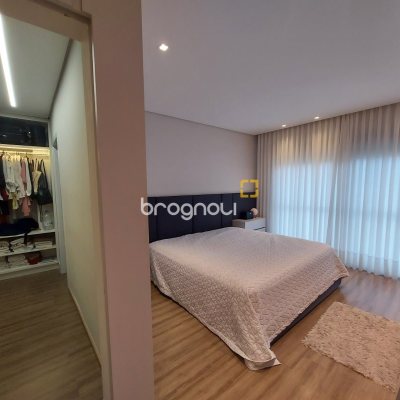Casa de Condomínio com 257m², 4 quartos (sendo 3 suítes), 2 garagens, no bairro Rio Vermelho em Florianópolis