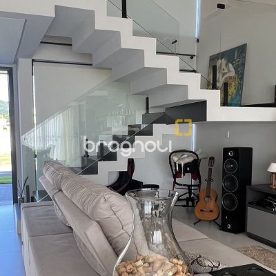 Casa de Condomínio com 257m², 4 quartos (sendo 3 suítes), 2 garagens, no bairro Rio Vermelho em Florianópolis
