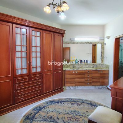 Casa com 300m², 4 quartos (sendo 4 suítes), 2 garagens, no bairro Jurerê Internacional em Florianópolis