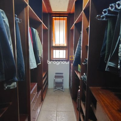 Casa com 300m², 4 quartos (sendo 4 suítes), 2 garagens, no bairro Jurerê Internacional em Florianópolis