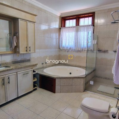 Casa com 300m², 4 quartos (sendo 4 suítes), 2 garagens, no bairro Jurerê Internacional em Florianópolis