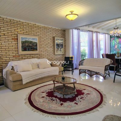 Casa com 300m², 4 quartos (sendo 4 suítes), 2 garagens, no bairro Jurerê Internacional em Florianópolis