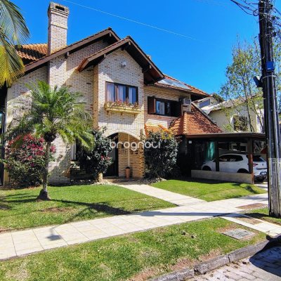 Casa com 300m², 4 quartos (sendo 4 suítes), 2 garagens, no bairro Jurerê Internacional em Florianópolis