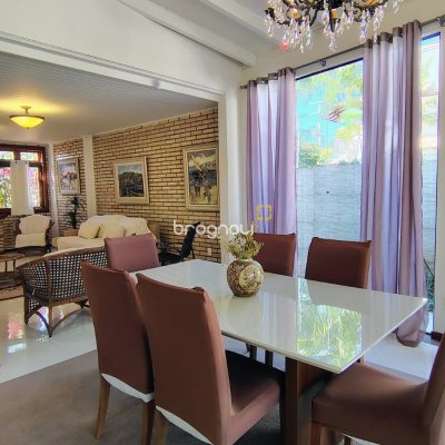 Casa com 300m², 4 quartos (sendo 4 suítes), 2 garagens, no bairro Jurerê Internacional em Florianópolis
