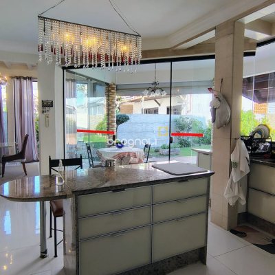 Casa com 300m², 4 quartos (sendo 4 suítes), 2 garagens, no bairro Jurerê Internacional em Florianópolis