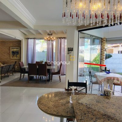Casa com 300m², 4 quartos (sendo 4 suítes), 2 garagens, no bairro Jurerê Internacional em Florianópolis
