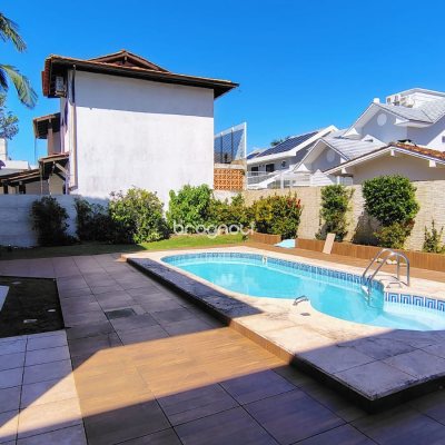 Casa com 300m², 4 quartos (sendo 4 suítes), 2 garagens, no bairro Jurerê Internacional em Florianópolis