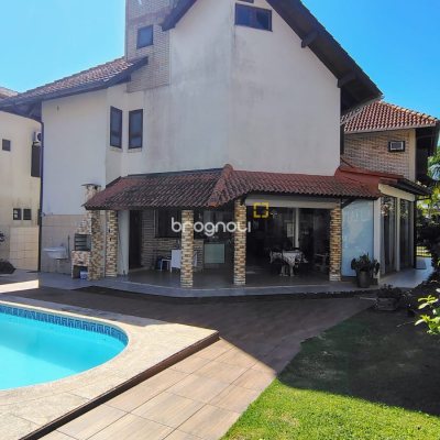 Casa com 300m², 4 quartos (sendo 4 suítes), 2 garagens, no bairro Jurerê Internacional em Florianópolis