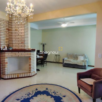 Casa com 300m², 4 quartos (sendo 4 suítes), 2 garagens, no bairro Jurerê Internacional em Florianópolis