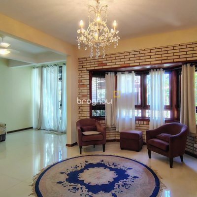 Casa com 300m², 4 quartos (sendo 4 suítes), 2 garagens, no bairro Jurerê Internacional em Florianópolis