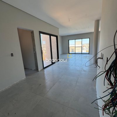 Casa de Condomínio com 325m², 3 quartos (sendo 2 suítes), 2 garagens, no bairro Ingleses em Florianópolis