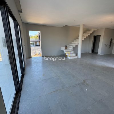 Casa de Condomínio com 325m², 3 quartos (sendo 2 suítes), 2 garagens, no bairro Ingleses em Florianópolis