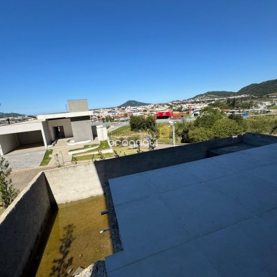 Casa de Condomínio com 325m², 3 quartos (sendo 2 suítes), 2 garagens, no bairro Ingleses em Florianópolis