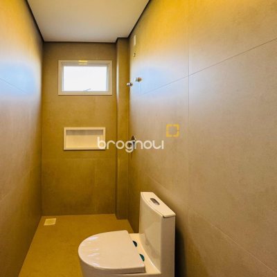 Casa com 120m², 2 quartos (sendo 2 suítes), 2 garagens, no bairro Campeche em Florianópolis