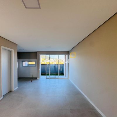 Casa com 120m², 2 quartos (sendo 2 suítes), 2 garagens, no bairro Campeche em Florianópolis