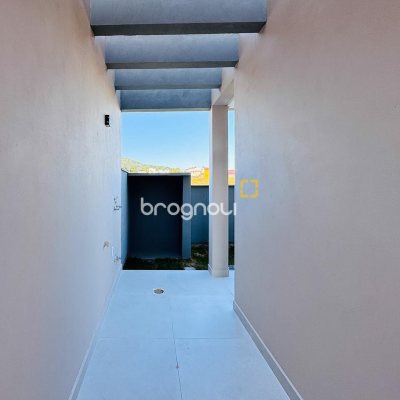 Casa com 120m², 2 quartos (sendo 2 suítes), 2 garagens, no bairro Campeche em Florianópolis