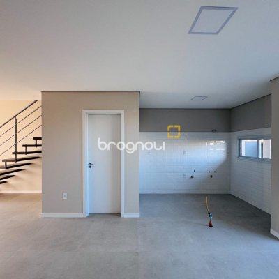 Casa com 120m², 2 quartos (sendo 2 suítes), 2 garagens, no bairro Campeche em Florianópolis